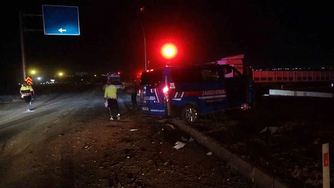 Malatya'da askeri araç otomobille çarpıştı: 5'i asker 7 yaralı