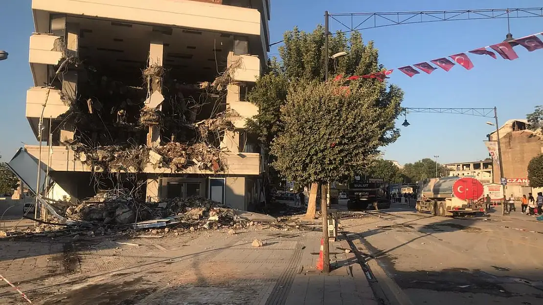 Malatya'da Banka Binası Saniyeler İçinde Yerle Bir Oldu