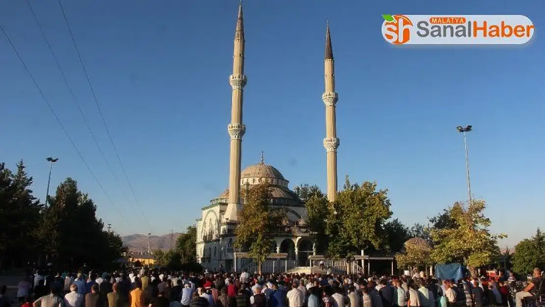Malatya'da bayram namazında camiler doldu taştı