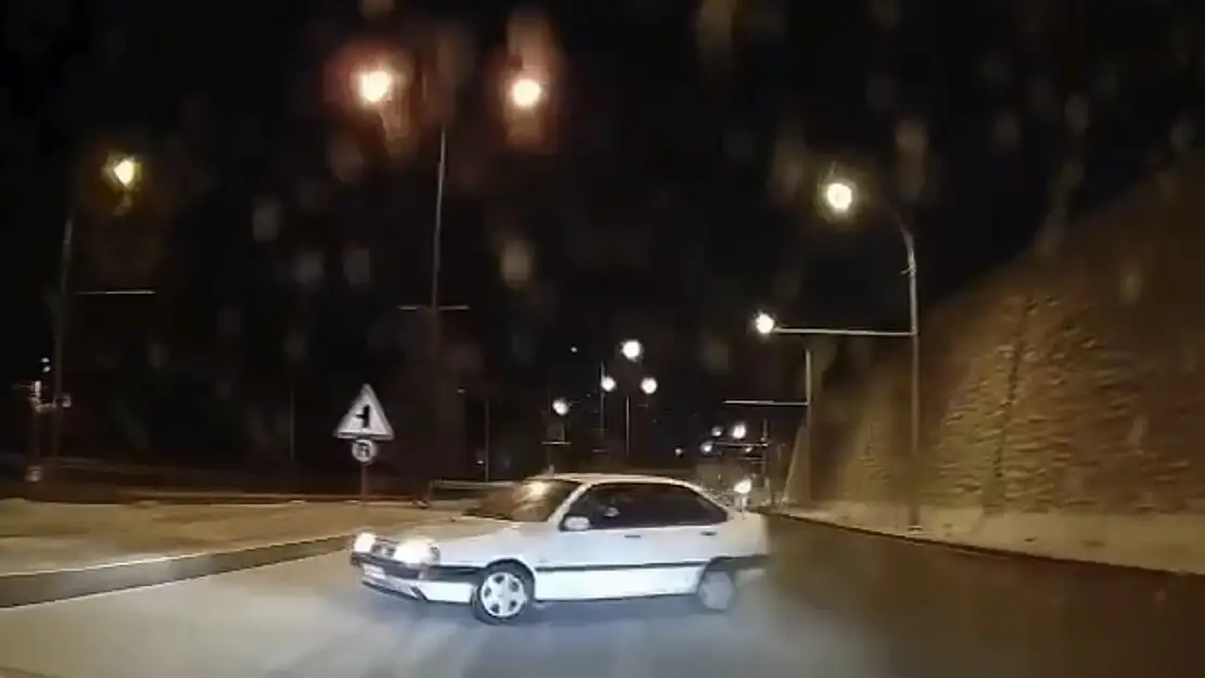 Malatya'da buzlu yolda Makas Atan Otomobil Trafiği Tehlikeye Soktu