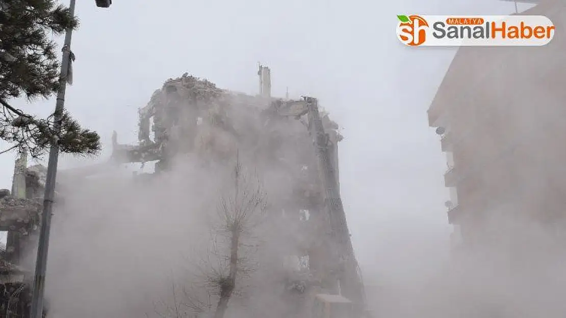 Malatya'da deprem öncesi boşaltılan binalar da yıkılıyor