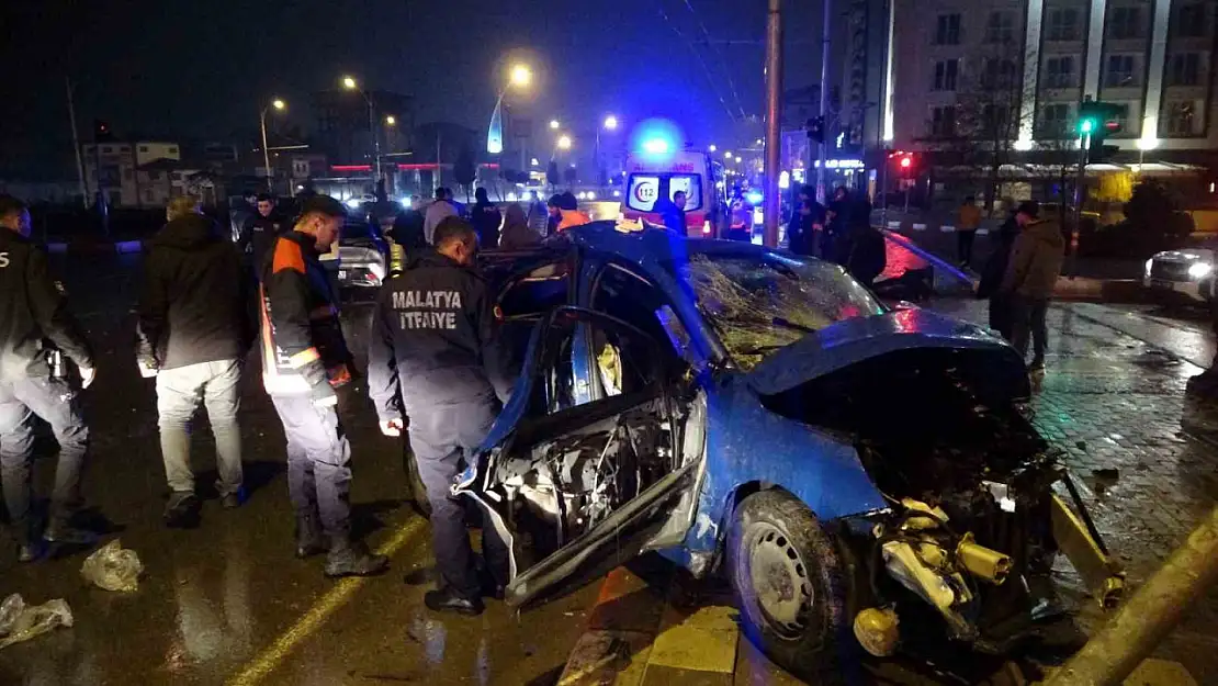 Malatya'da feci kaza... Kavşakta çarpışan 2 araç hurdaya döndü: 4 yaralı