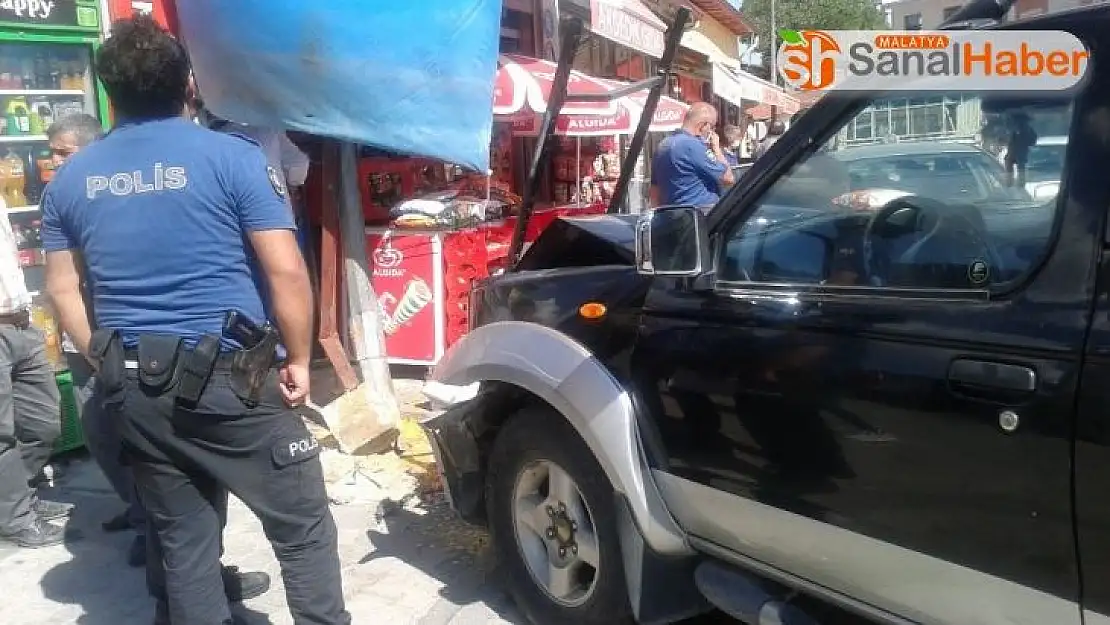 Malatya'da freni boşalan kamyonet bakkala daldı