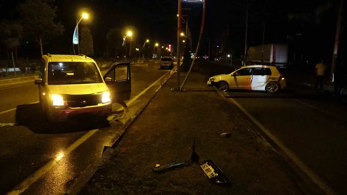 Malatya'da hafif ticari araç ile otomobil çarpıştı: 2 yaralı