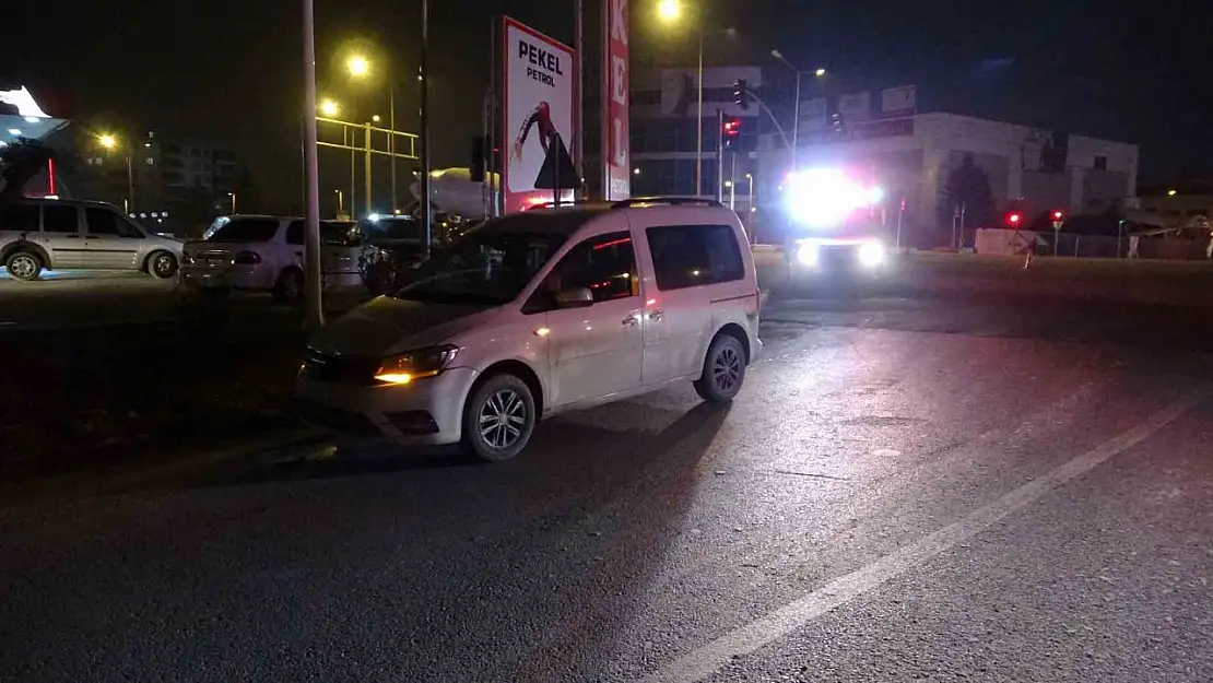 Malatya'da hafif ticari araç otomobille çarpıştı: 2 yaralı