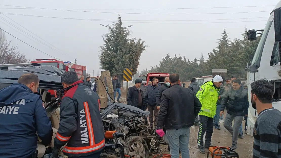 Malatya'da kamyon ile hafif ticari araç çarpıştı: 3 yaralı