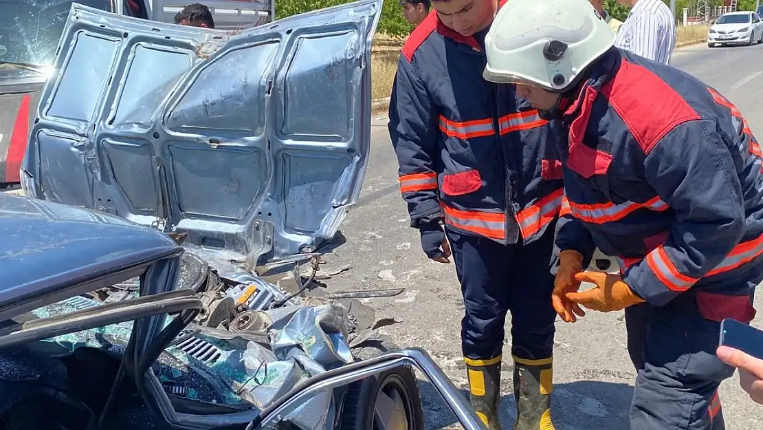 Malatya'da kamyonet ile otomobil çarpıştı 3 yaralı