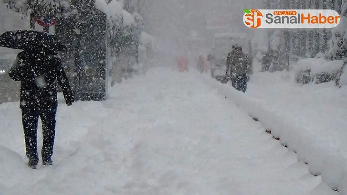 Malatya'da kar yağdı, hayat durdu!