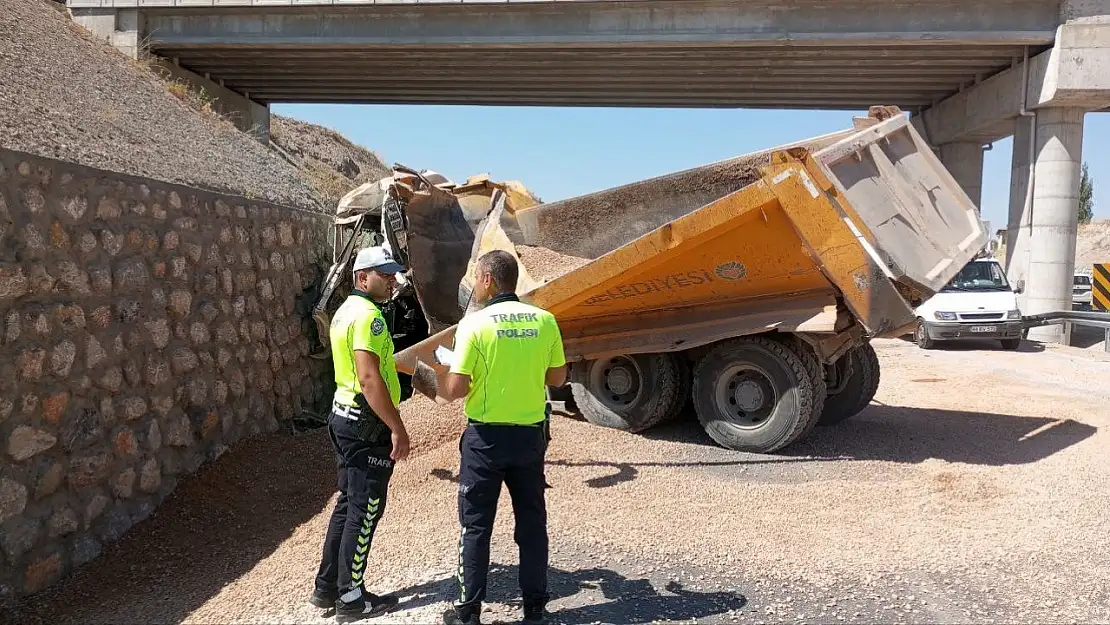 Malatya'da kontrolden çıkan hafriyat kamyonu istinat duvarına çarptı: 1 ölü