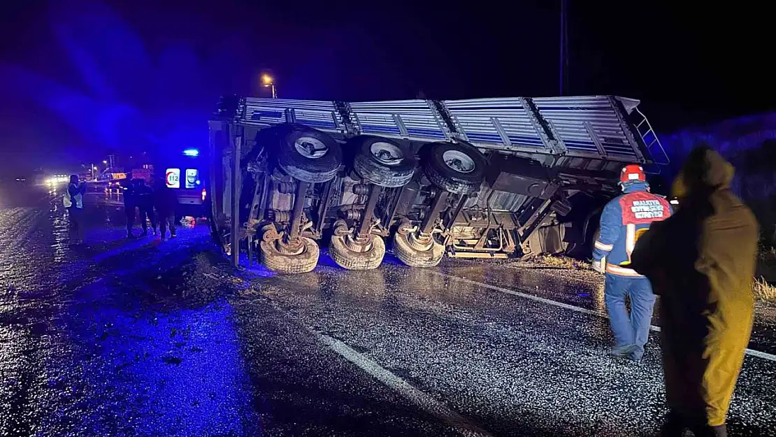 Malatya'da maden yüklü tır devrildi: 1 yaralı