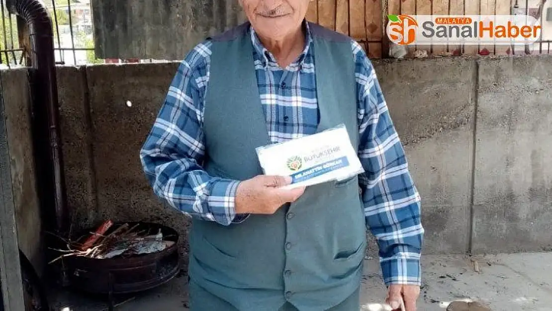 Büyükşehir kapı kapı dolaşarak maske dağıtıyor