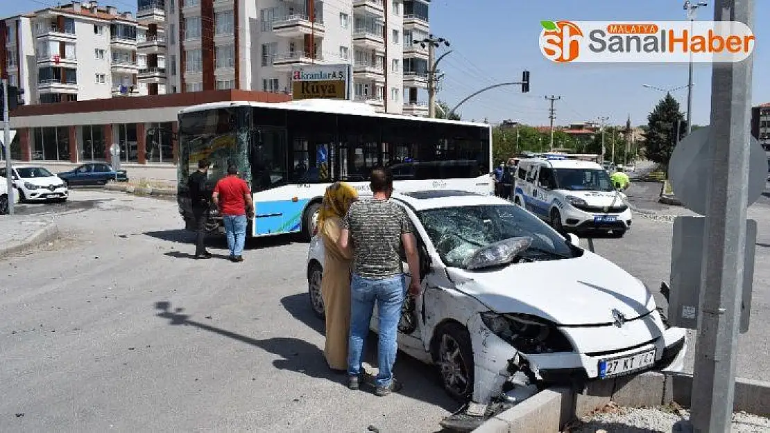 Malatya'da otobüs ile otomobil çarpıştı 2 yaralı