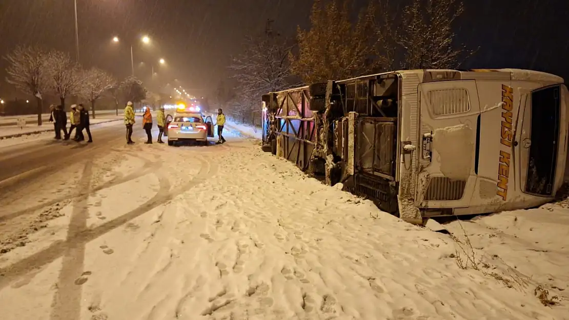 Malatya otobüsü Nevşehir'de buzlu yolda devrildi