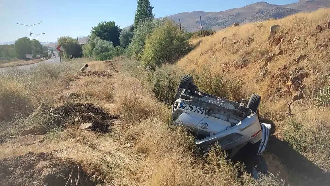 Malatya'da otomobil şarampole devrildi