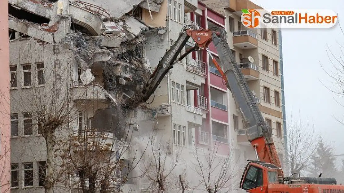Malatya'da riskli binalar yıkılmaya devam ediyor