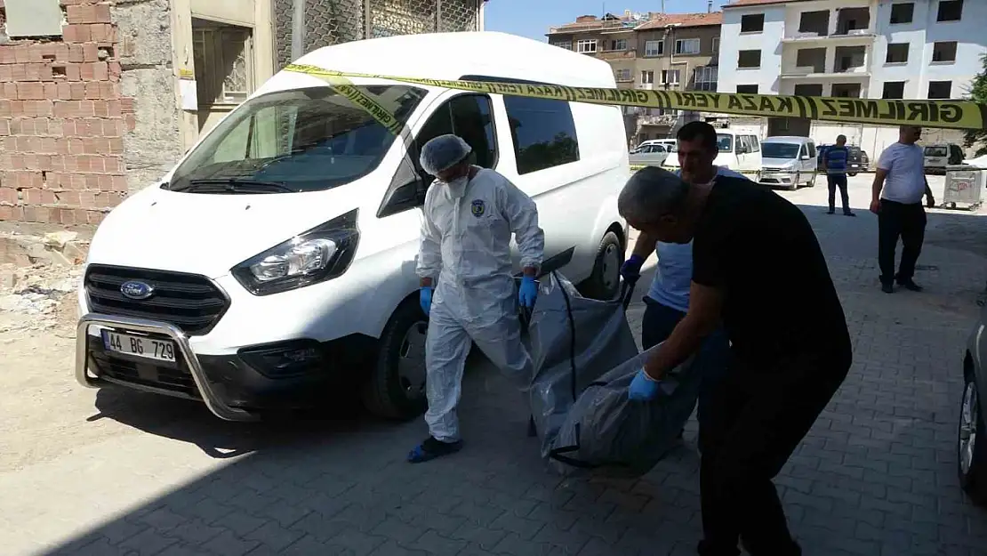 Malatya'da ağır hasarlı binada erkek cesedi bulundu