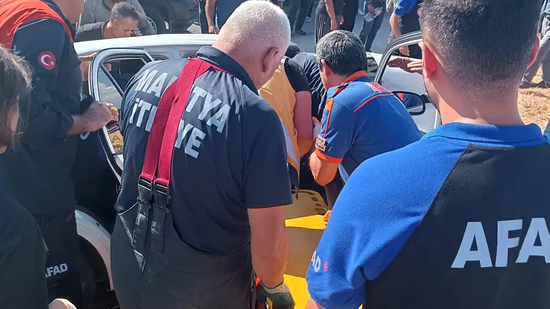 Malatya'da Servis aracı ile otomobil çarpıştı: 15 yaralı