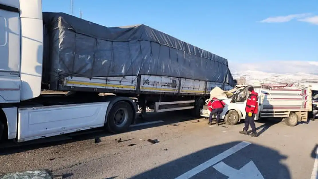 Malatya'da tır ile kamyonet çarpıştı: 1 ölü, 1 yaralı