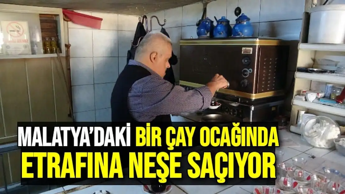 Malatya´daki bir çay ocağında etrafına neşe saçıyor