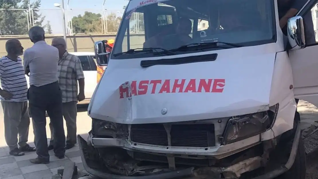 Malatya'da Otomobil minibüse çarptı: 11 yaralı