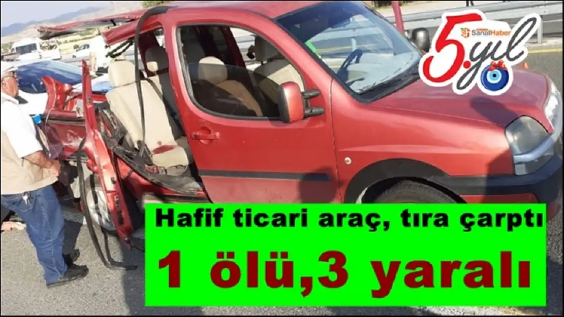 Hafif ticari araç, tıra çarptı:1 ölü,3 yaralı