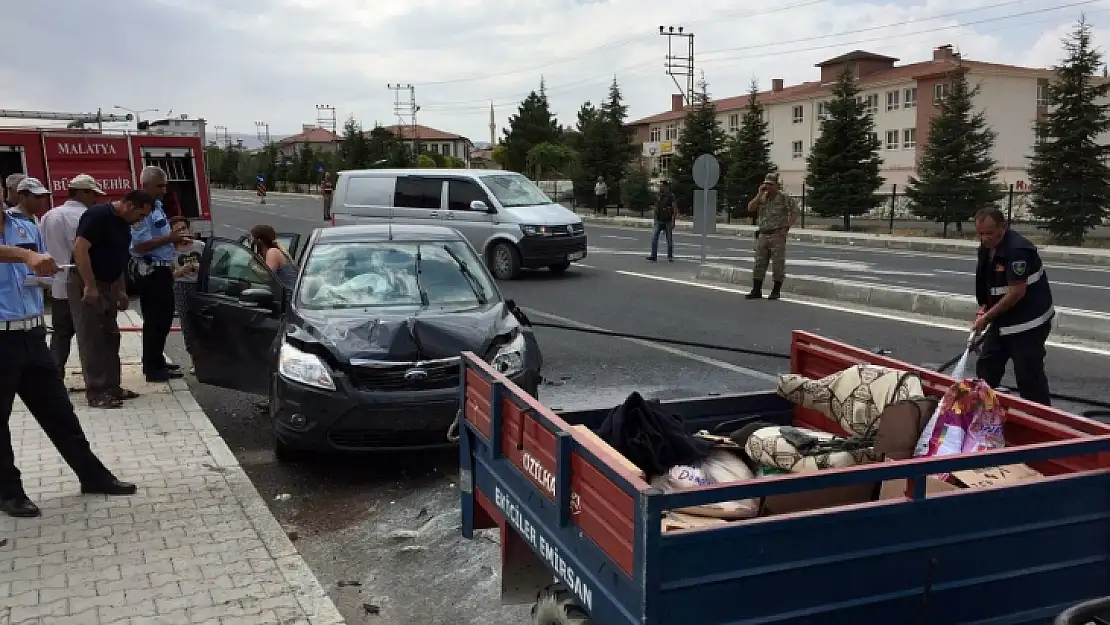 Malatya'da otomobil çapa motoruna çarptı: 1 ağır yaralı