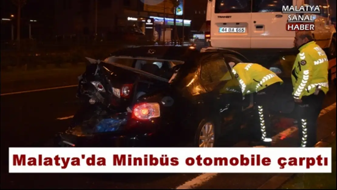 Malatya´da Minibüs otomobile çarptı