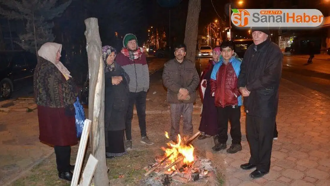 Malatya halkı geceyi sokakta geçiriyor