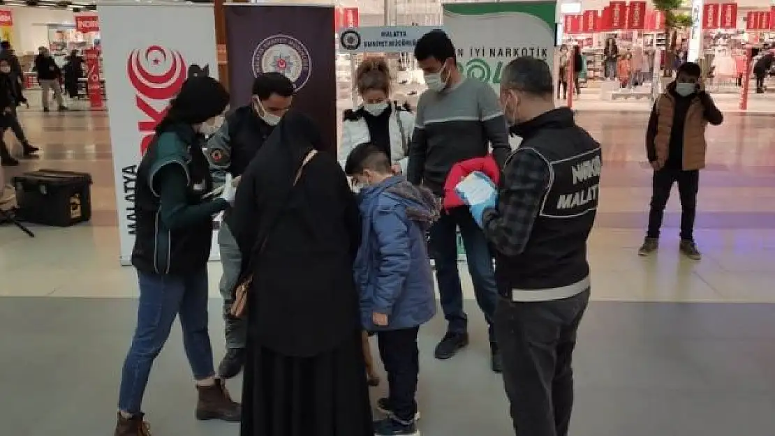 'Malatya polisi Uyuşturucuyla mücadele için broşür dağıttı'