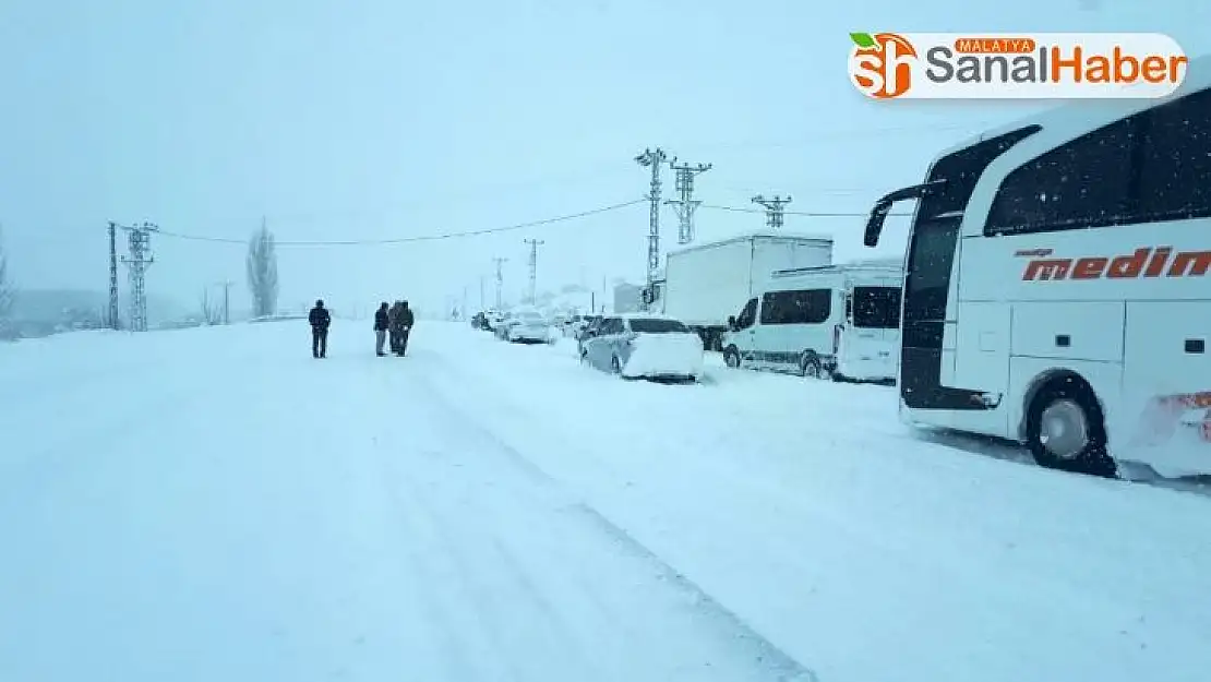 Malatya'da uçuşlar iptal edildi, şehirlerarası yollar ulaşıma kapandı