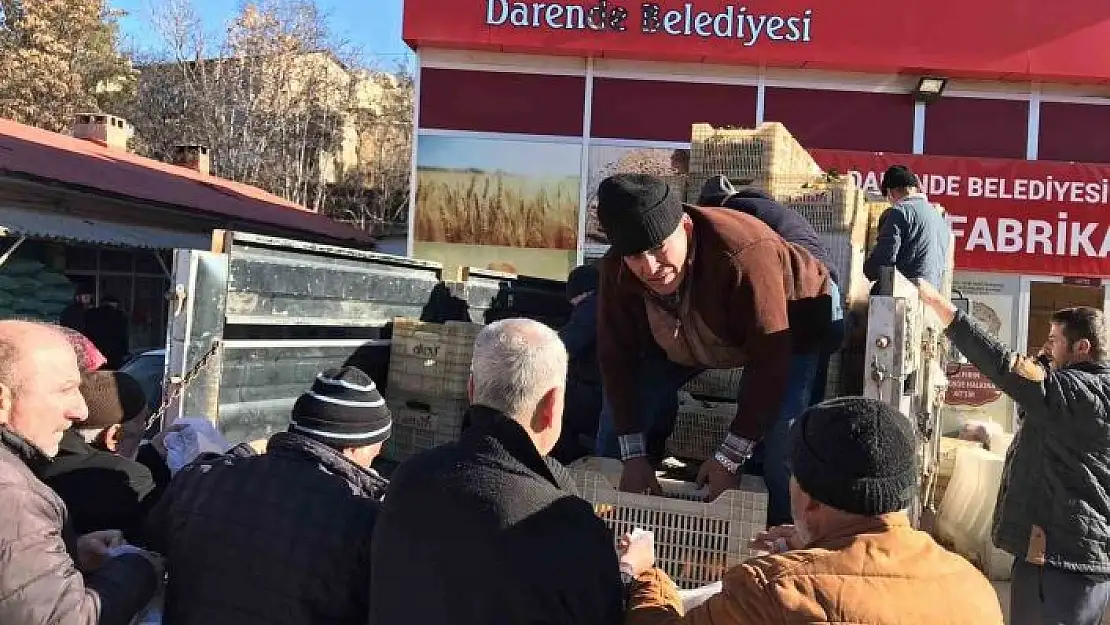 'Malatyalı depremzedelere mandalina dağıttı'