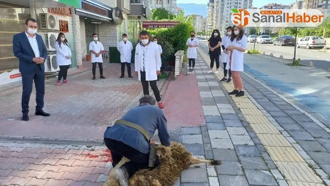 Malatya'da kuaförler işbaşı yaptı