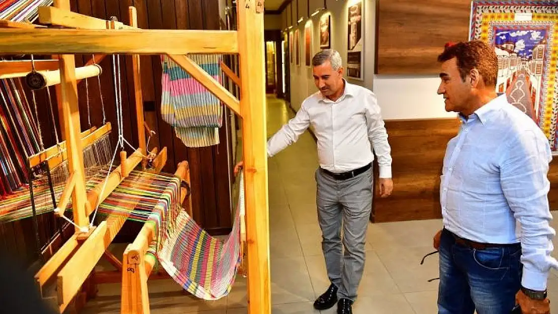 'Malatyalı Türk Halk Müziği sanatçısı Selahattin Alpay, Tekstil Müzesi´ni gezdi'