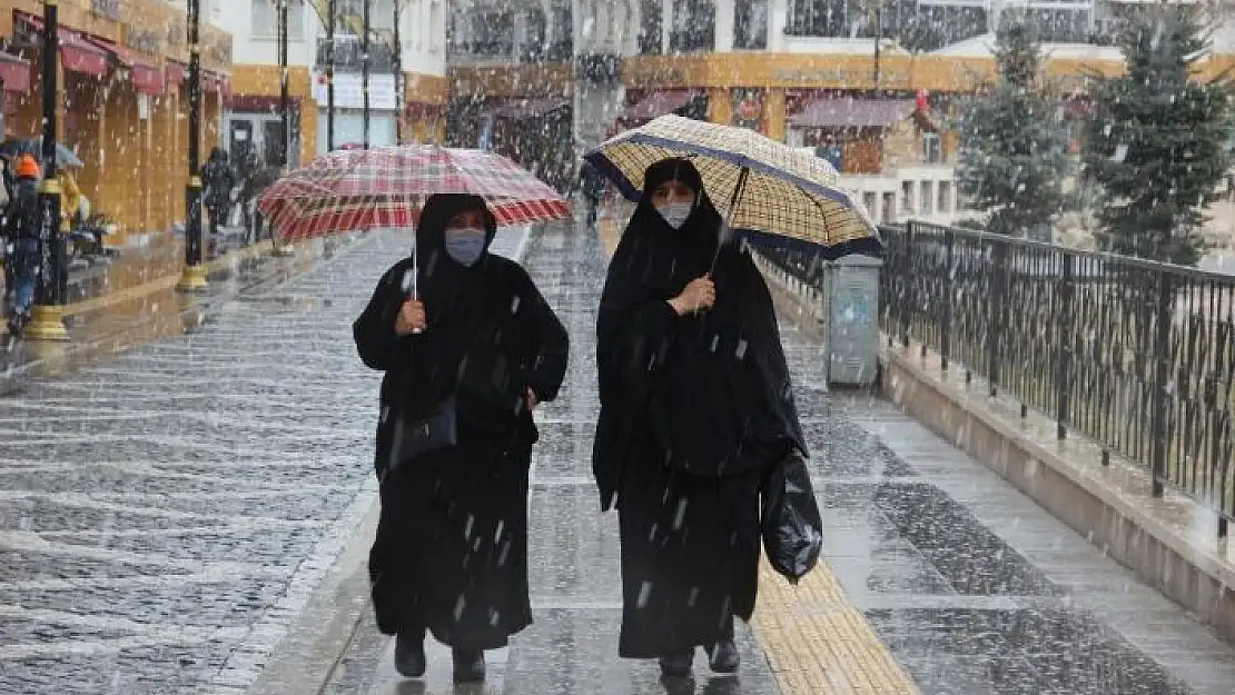 'Mart ayında yağan lapa lapa kar güzel görüntüler oluşturdu, yüksek kesimler beyaza büründü'