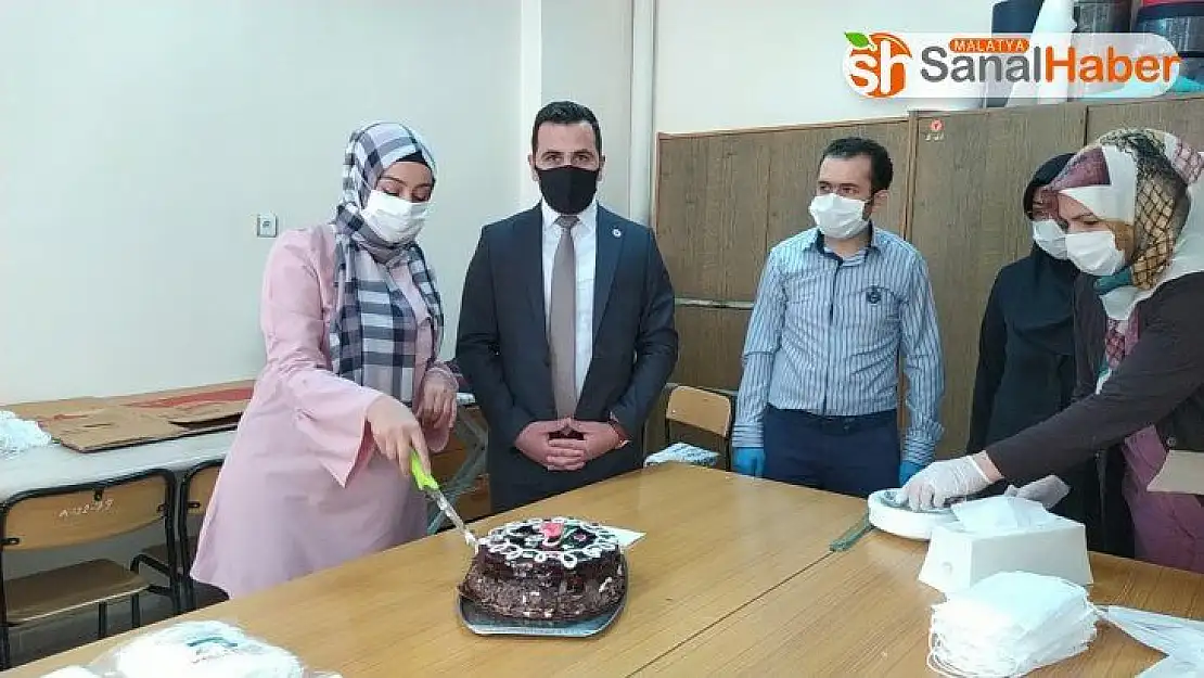 Maske gönüllülerine Kaymakam'dan pasta ikramı