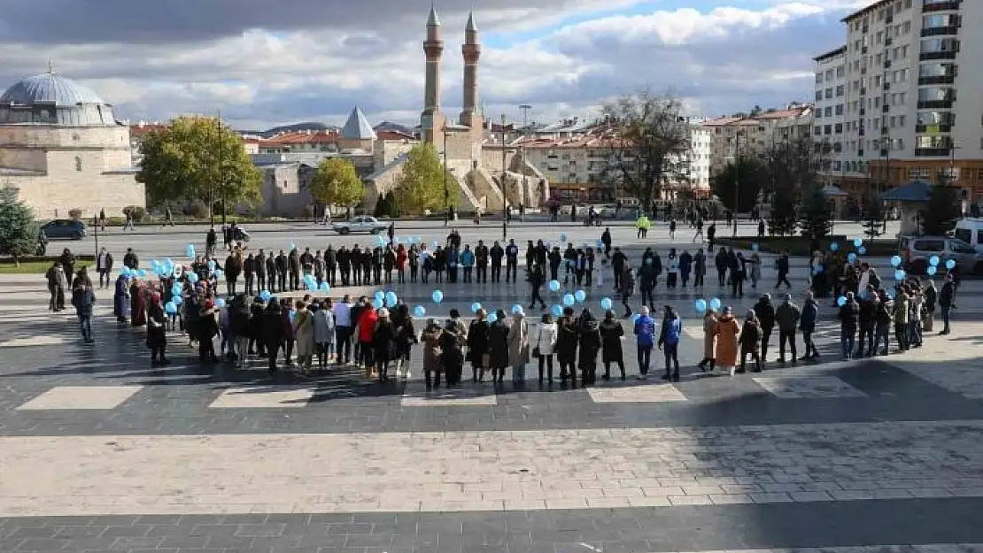 'Mavi balonları gökyüzüne bırakarak farkındalık oluşturdular'