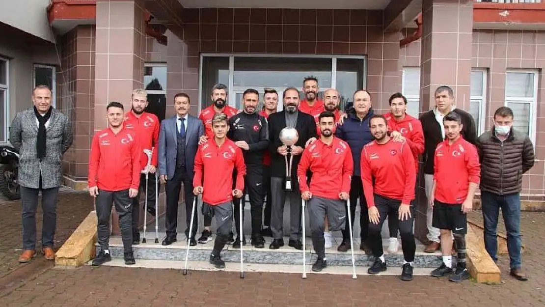 'Mecnun Otyakmaz, Ampute Futbol Milli Takımı´nı altınla ödüllendirdi'