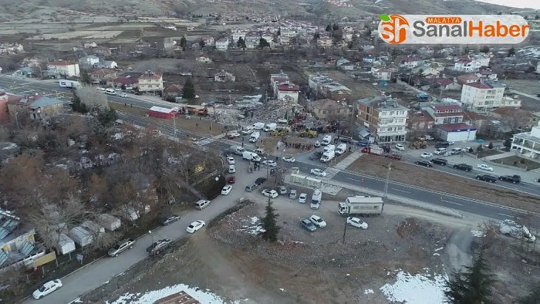 Mehmetçik Sivrice'de vatandaşların çadırını kurdu