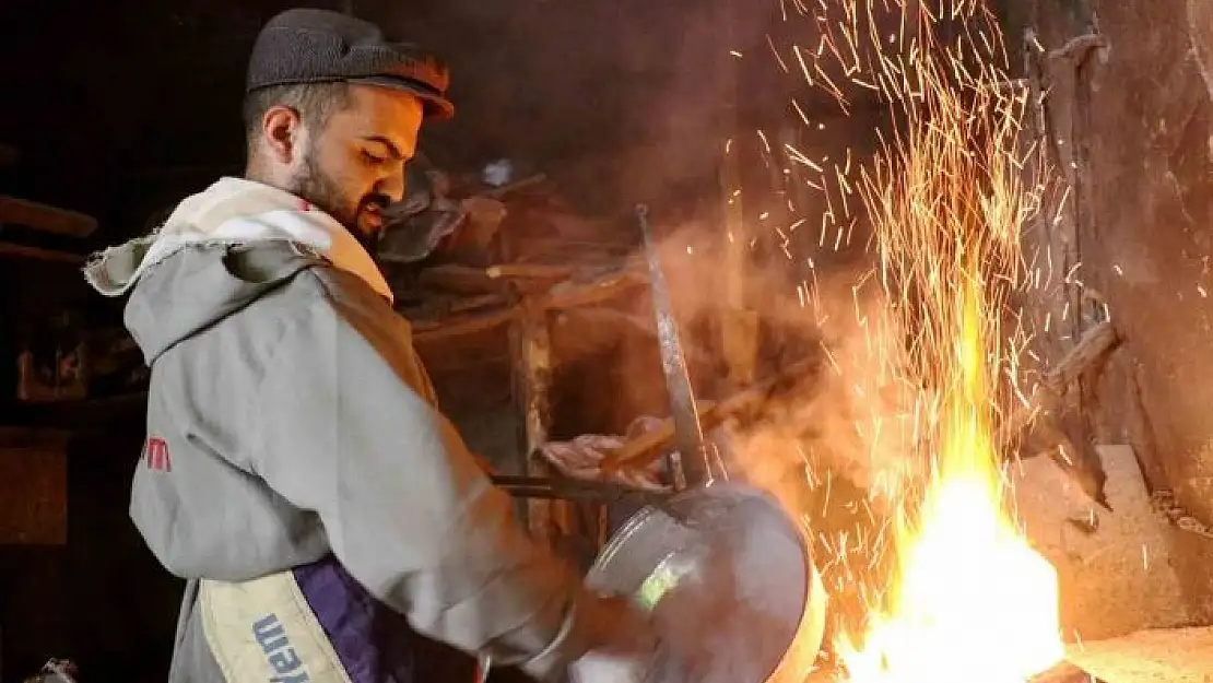 'Mesleğinin en genç ismi 150 yıllık dükkanda 4´ncü kuşak olarak kalaycılık yapıyor'