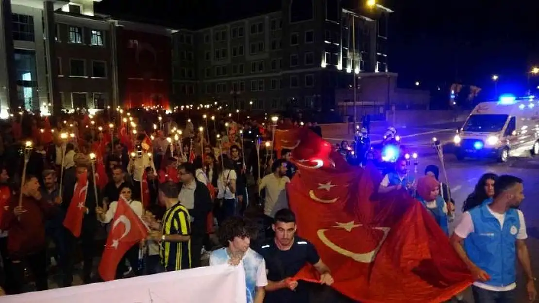 'Metrelerce uzunluğundaki Türk bayrağı ile kortej düzenlendi'