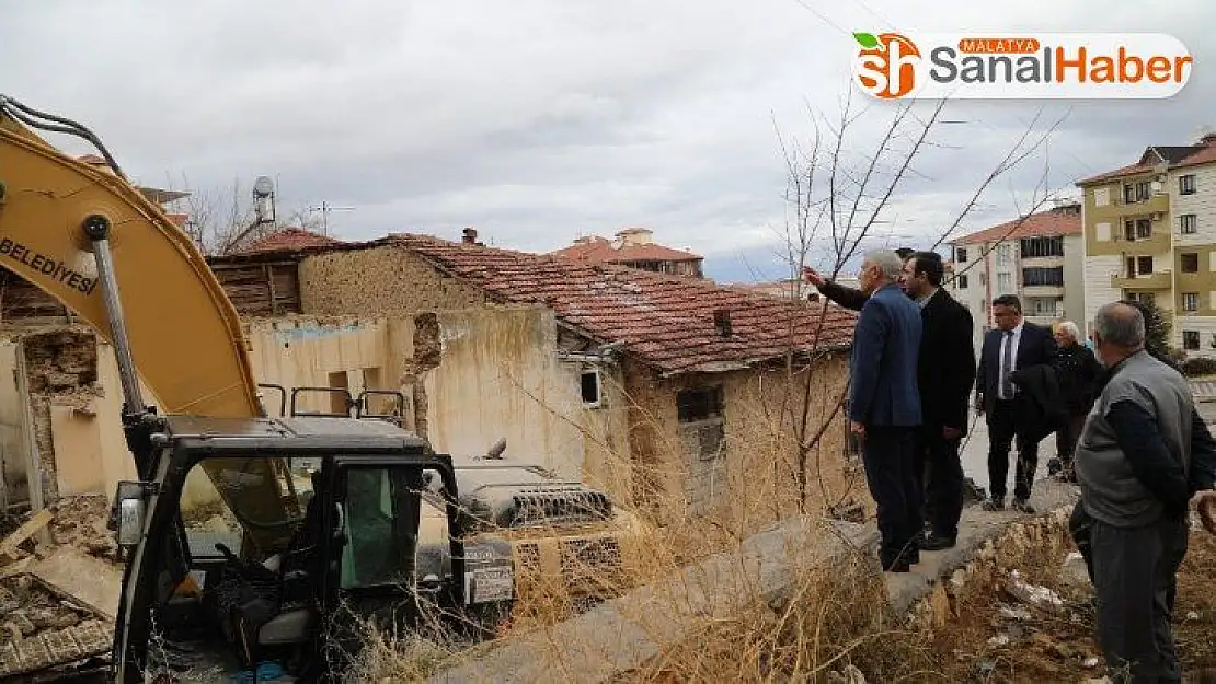 Battalgazi'de can ve mal güvenliğini tehdit eden metruk evleri yıkılıyor
