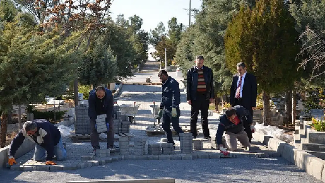 ŞEHİR MEZARLIĞI´NA PARKE TAŞI DÖŞENİYOR