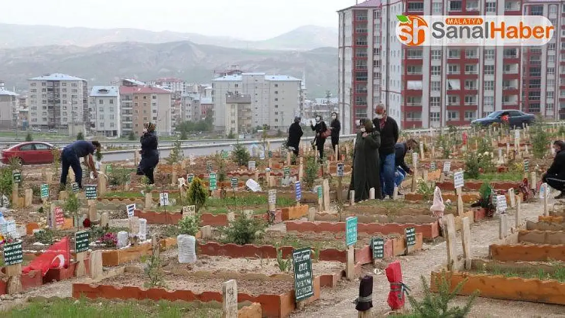 Mezarlıklara bayram öncesi erken ziyaret
