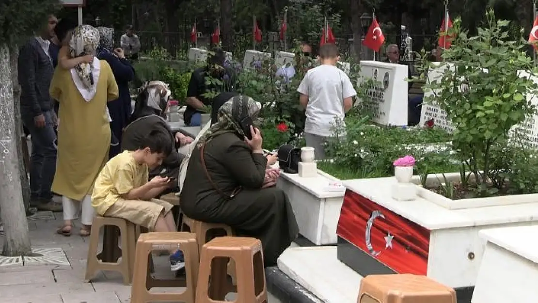 'Mezarlıklarda buruk bayramlaşma'