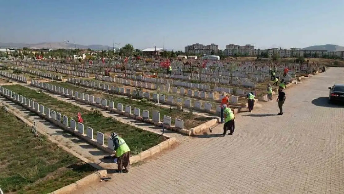 'Mezarlıkta temizlik ve çevre düzenlemesi yapılıyor'