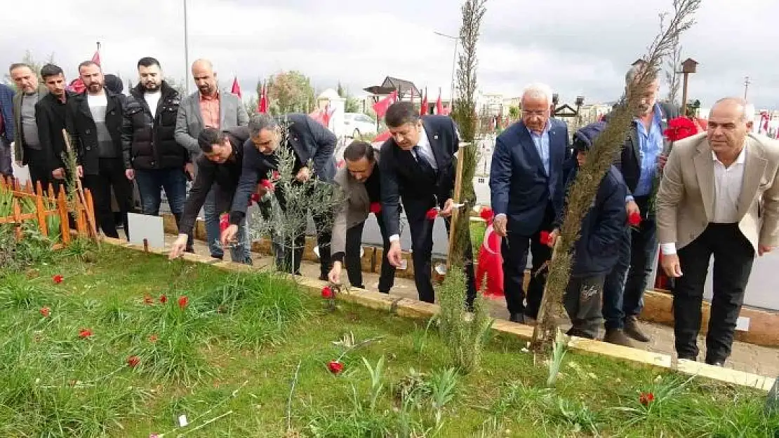 'Milletvekili Tutdere, depremde ölenlerin mezarlarına karanfil bıraktı'