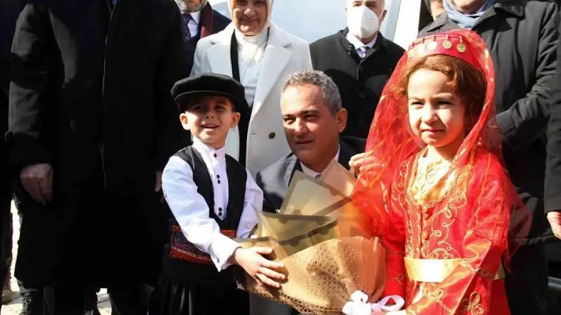 'Milli Eğitim Bakanı Özer, Elazığ´da kütüphanenin açılışını gerçekleştirdi'