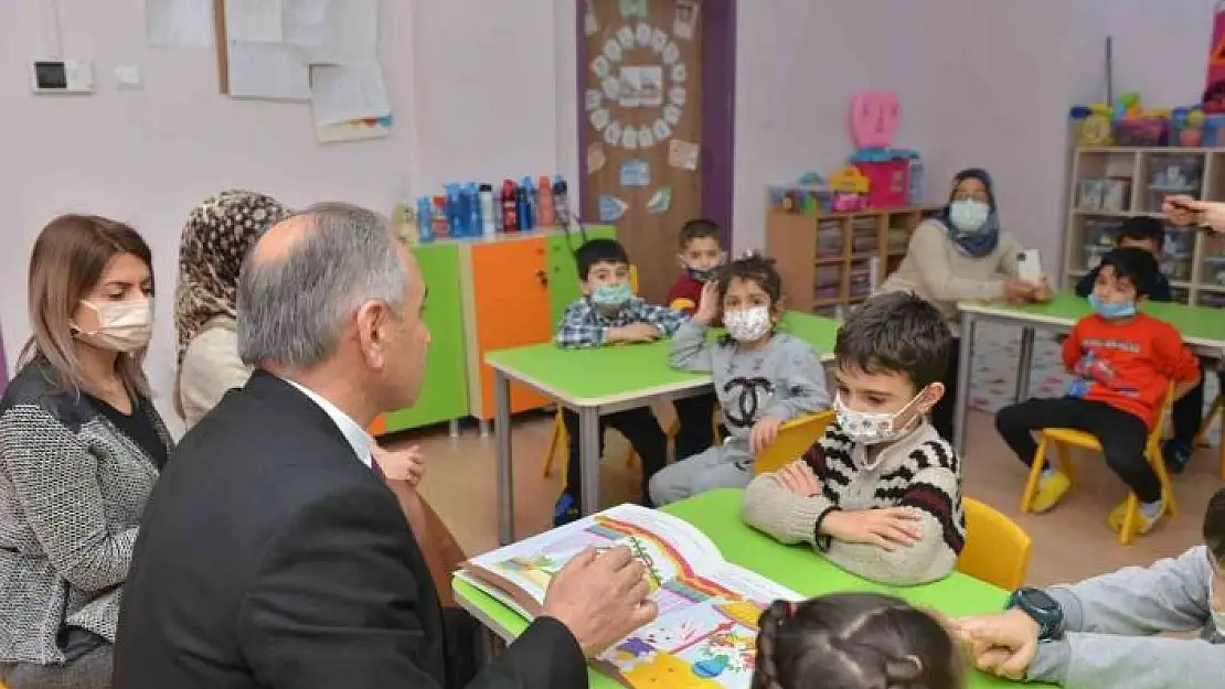 'Milli Eğitim Müdürü Gürtürk, öğrencilere masal okudu'