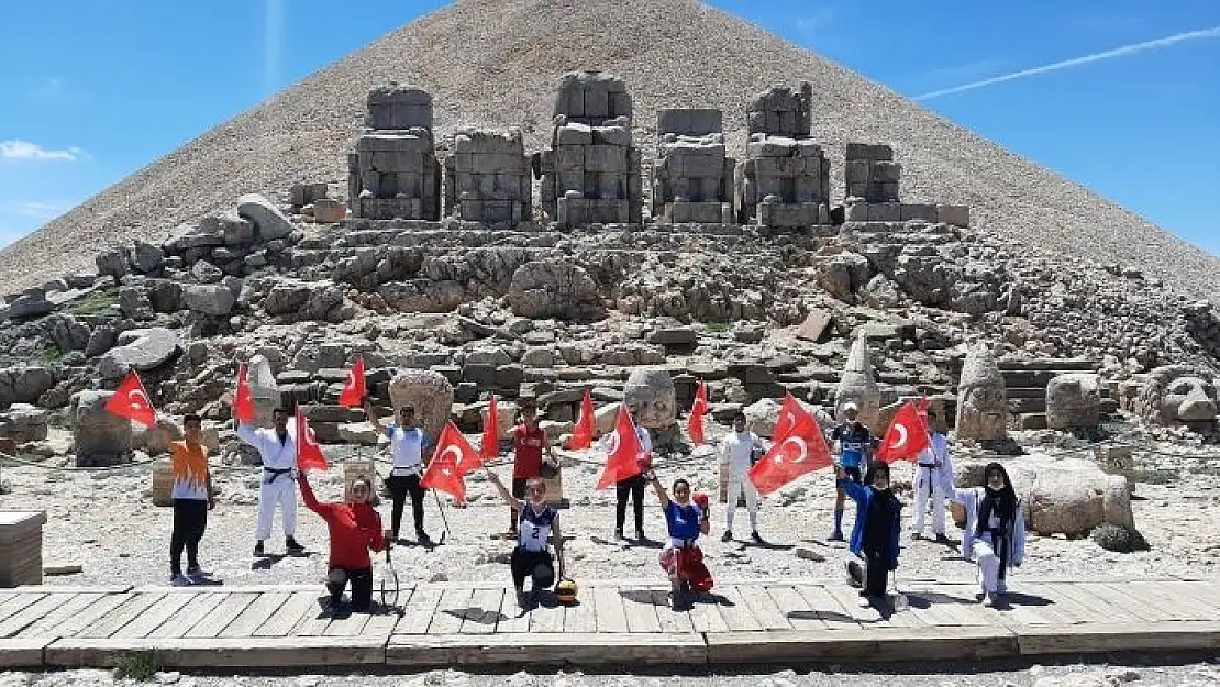 'Milli sporcular Nemrut´un zirvesinde İstiklal Marşı okudu'