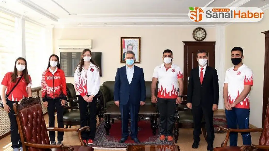 Milli sporcular Vali Aykut Pekmez ile bir araya geldi
